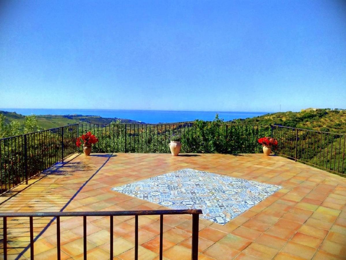 Villa Immersa In Oliveto Vista Mare 취아카 외부 사진